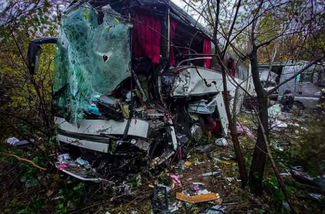 ДТП на Закарпатті: через зіткнення вантажівки та рейсового автобусу є загиблі та поранені