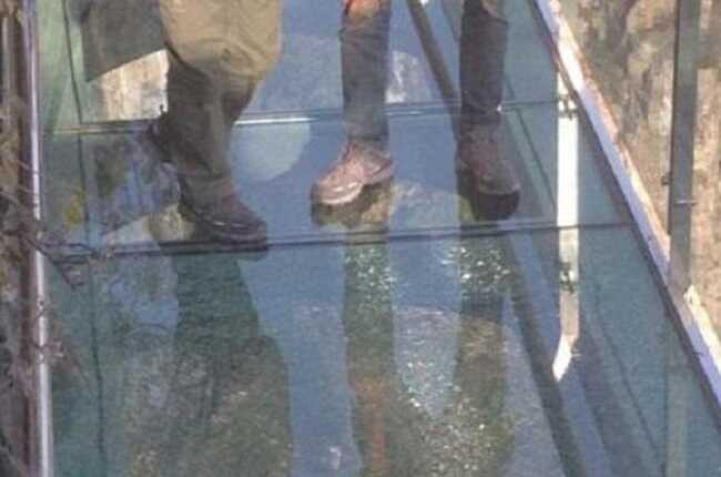 В Індонезії скляний міст тріснув під ногами туристів, що робили селфі