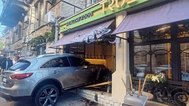 В Одесі жінка на авто влетіла в ресторан