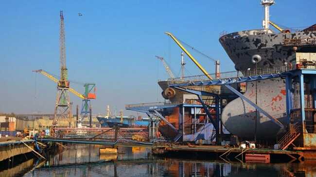 Окупанти атакували судноремонтний завод на Одещині, сталася пожежа, є потерпілі