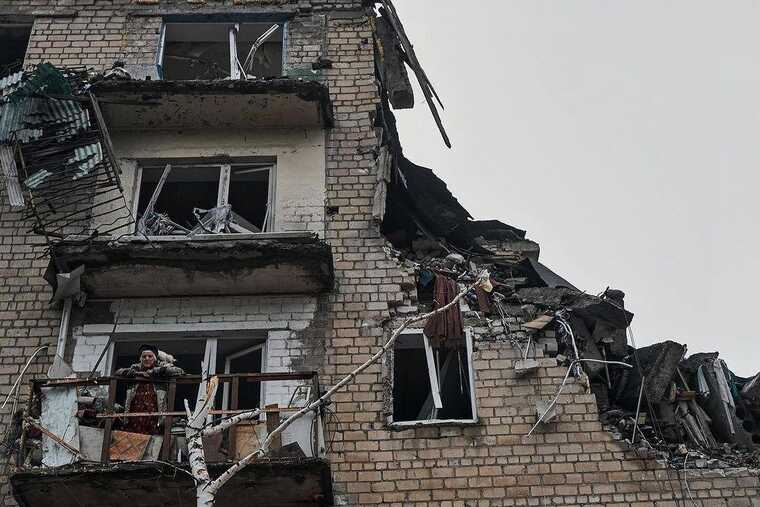 Зі зруйнованого будинку в Авдіївці евакуювали літню вчительку та її кицю