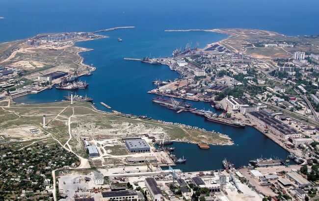 У Севастопольській бухті димить російський корабель