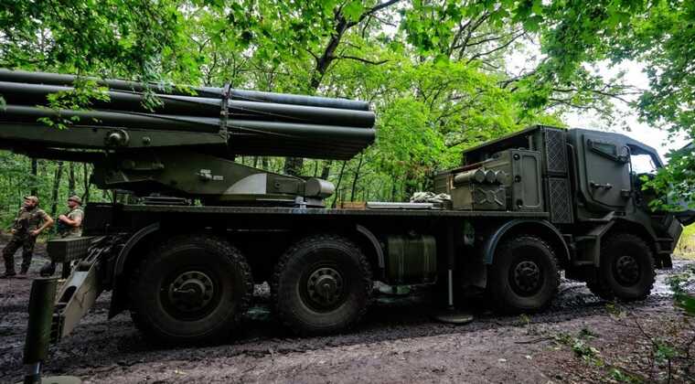 ВСУ обстреливают оккупантов из мощного украинского РСЗО "Буревій"