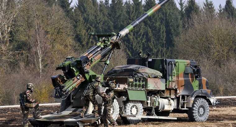 Артилеристи чепурять свою гармату на автомийці самообслуговування поблизу лінії фронту