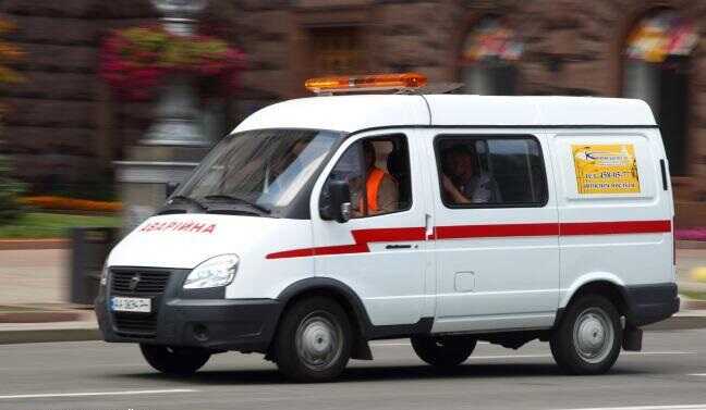 У Києві стався прорив труби, вулицю залило окропом