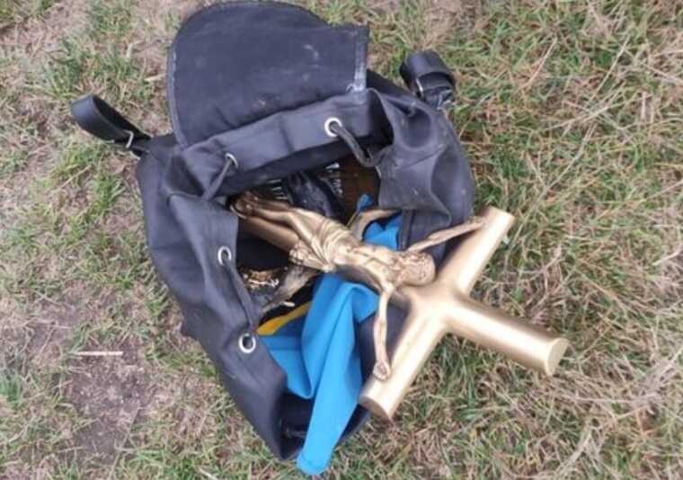 На Хмельниччині чоловік обікрав 19 могил: Поліції він представився Ісусом