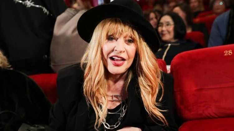 Пугачова повернулася до Росії одна, сховавши на кордоні обличчя під хусткою