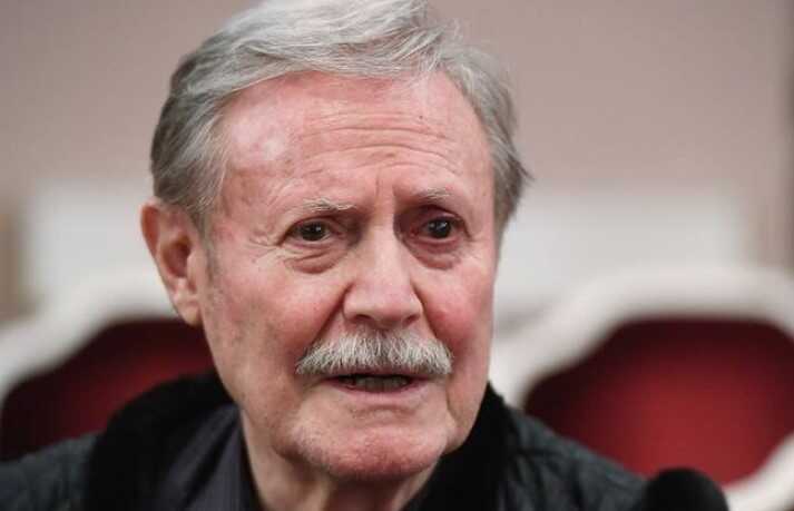 Знепритомнів на вулиці: Зірка фільму "Обыкновенное чудо" Юрій Соломін потрапив до лікарні