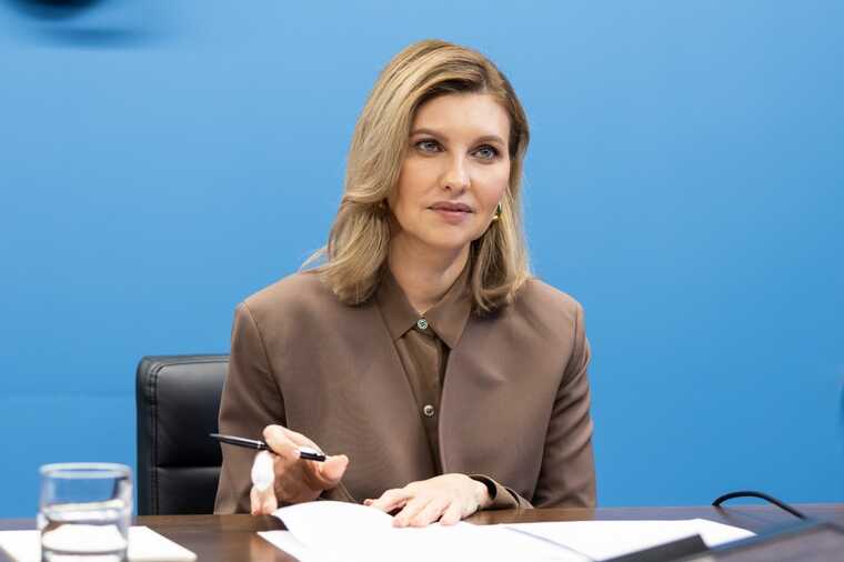 На фото першої леді помітили особливу деталь: Олена Зеленська травмувалася?