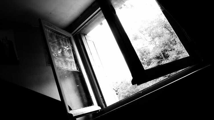 У Жовтих Водах школярка стрибнула з балкона п’ятого поверху