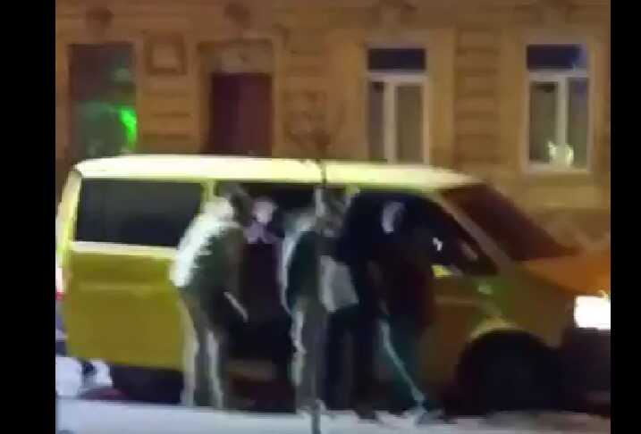 У Львові працівники ТЦК заштовхали хлопця в бус і намагалися перешкодити відеозйомці