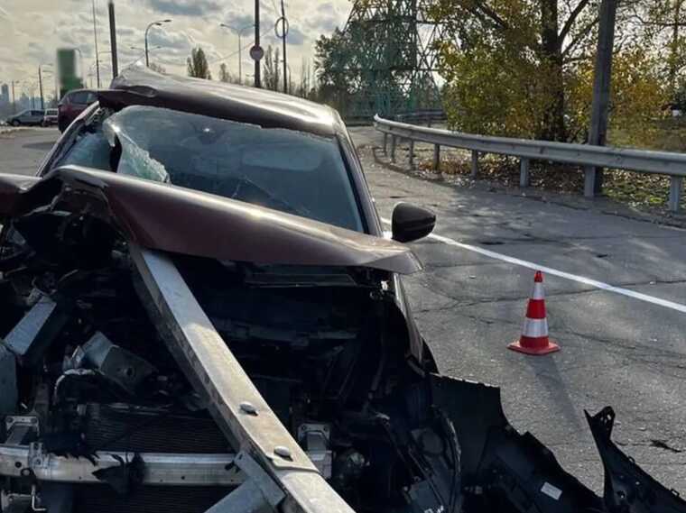 У Києві п’яний водій протаранив відбійник: авто пробило майже наскрізь