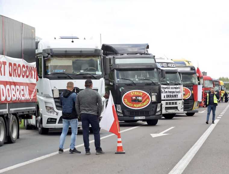 Поляки продовжують блокувати кордони з Україною