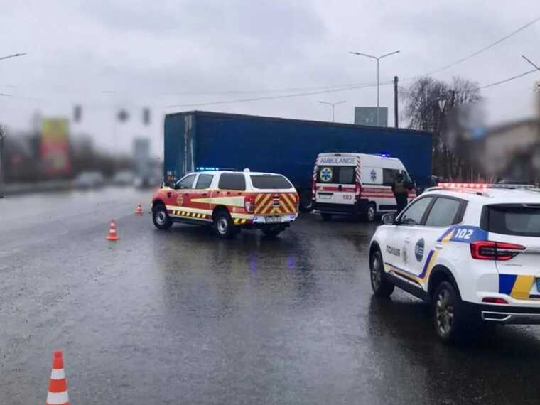 На Київщині легковик на швидкості влетів у вантажівку: є постраждалий