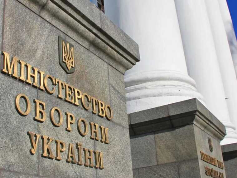 В Україні фарбуватимуть пальне для ЗСУ в червоний і зелений кольори