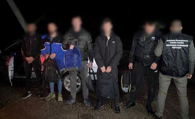 Пограничники задержали 8 мужчин, пытавшихся пересечь границу на Закарпатье