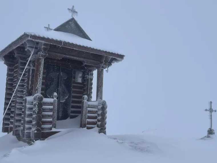 В Карпаты пришла настоящая зима: горы накрыло сугробами снега