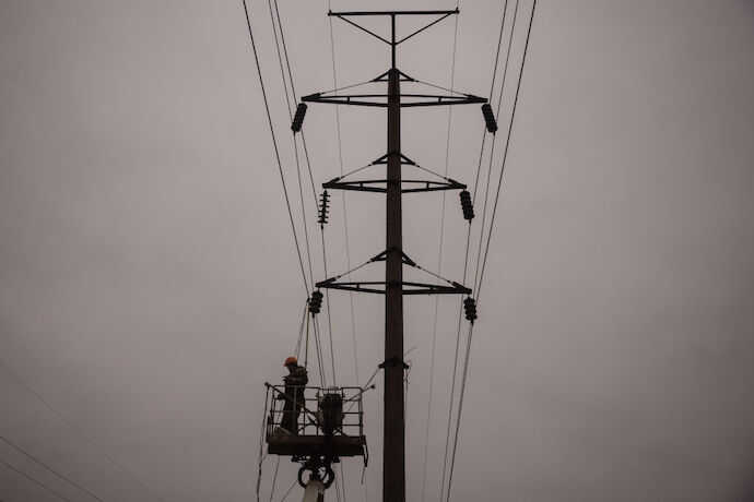 Через негоду на Київщині без світла залишилися близько 8 тисяч домівок