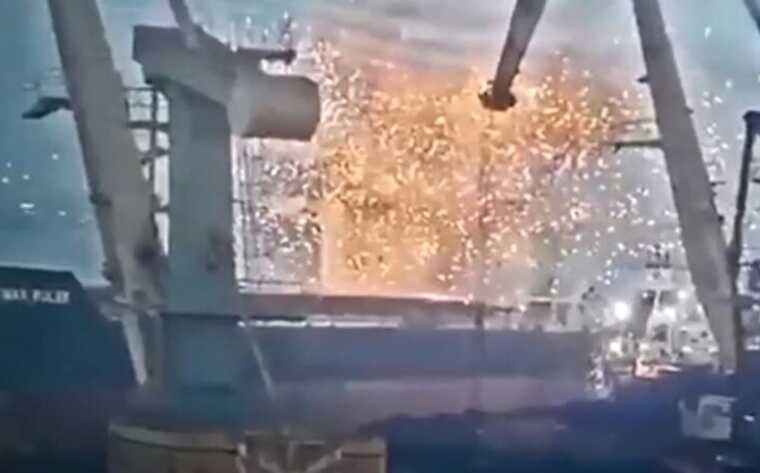 Reuters показало момент удару ракети РФ по цивільному судну під прапором Ліберії