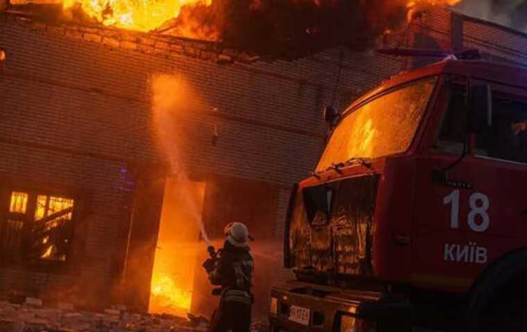 Пожежу в Дарницькому районі Києва ліквідовано: є постраждалі
