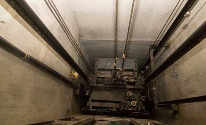 У російській Пермі двоє чоловіків намагалися вкрасти ліфт із під’їзду багатоповерхівки