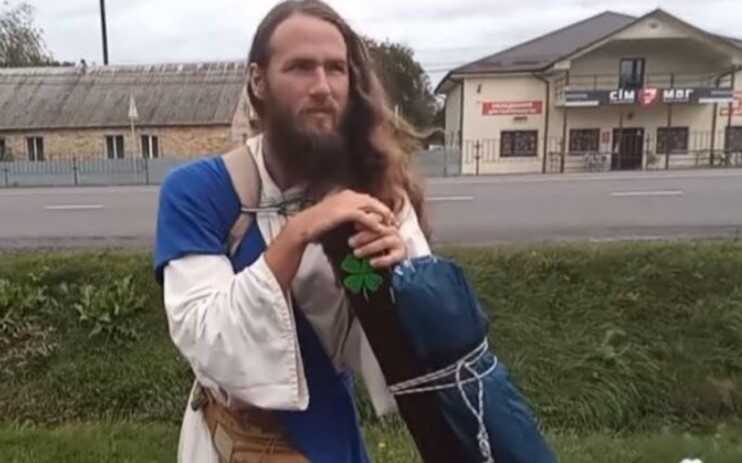 33-річний американець, що йде з Варшави в образі Христа, майже дістався Києва