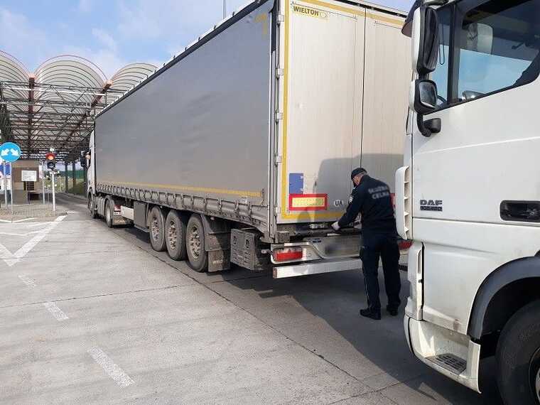 Очереди дальнобойщиков на границе с Польшей растянулись до 60 километров