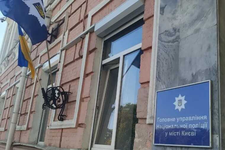 У Києві в під’їзді будинку виявили повішеного чоловіка