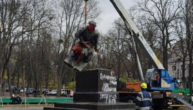 У Києві демонтували пам’ятник Пушкіну