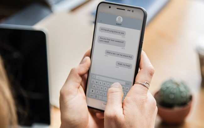 Apple планирует упростить переписку между iPhone и Android, - Bloomberg