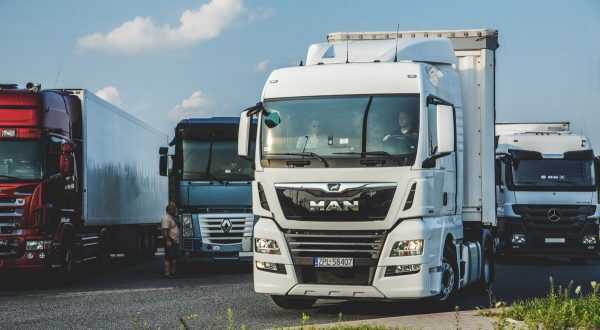 На кордоні Словаччини та України зросли черги вантажівок через блокаду