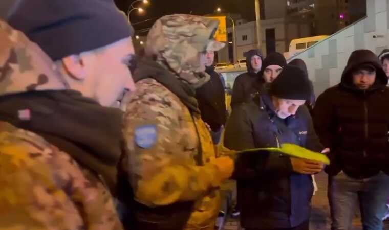 У Києві "волонтери" у пікселі збирали пожертви на ЗСУ