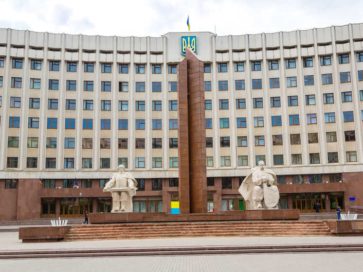 Городской совет Ивано-Франковска закупит медицинскую мебель по завышенным ценам