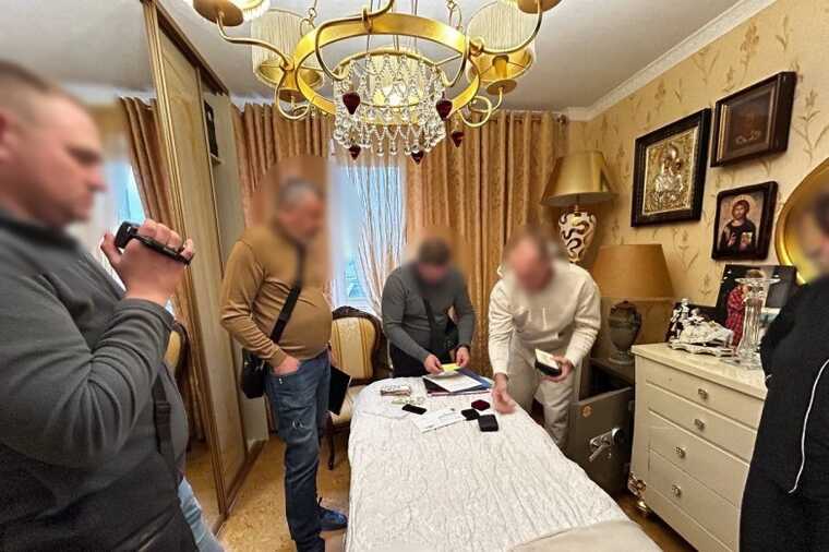 Під Дніпром викрито банду на мільярдній схемі із землею