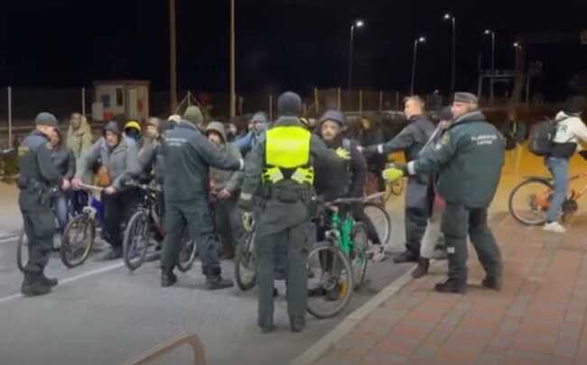 Мигранты, едущие со стороны России, устроили стычки на границе с Финляндией