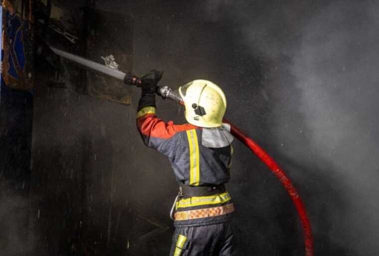 Пожар в Киеве: горела СТО, из пожара спасли мужчину