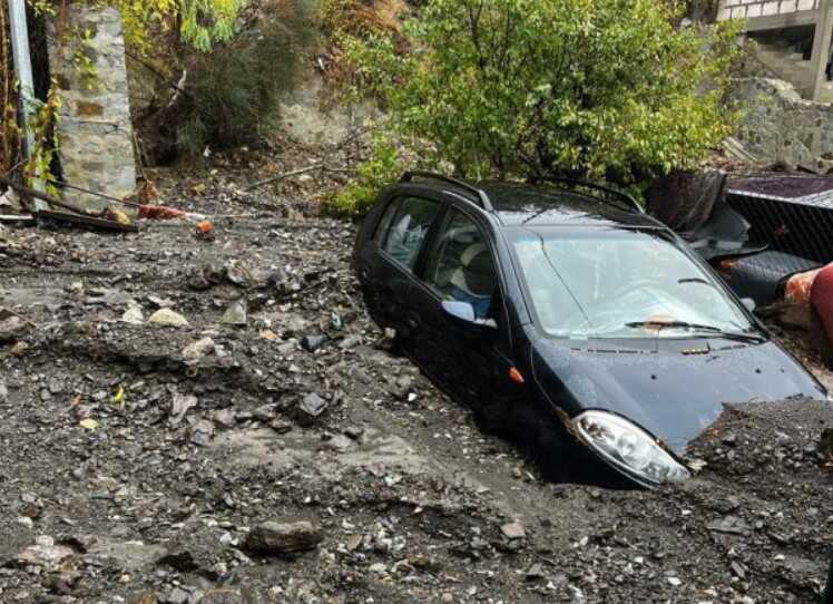 Негода у Криму: затоплені дороги, повалені дерева, відсутнє світло