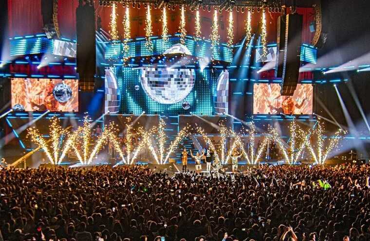 Сердючка влаштувала в Амстердамі потужне шоу: тисячі людей кричали "Russia goodbye, Слава Україні!"