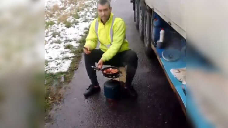 Українські далекобійники показали відео із заблокованого польського кордону: готують їжу поряд із фурами