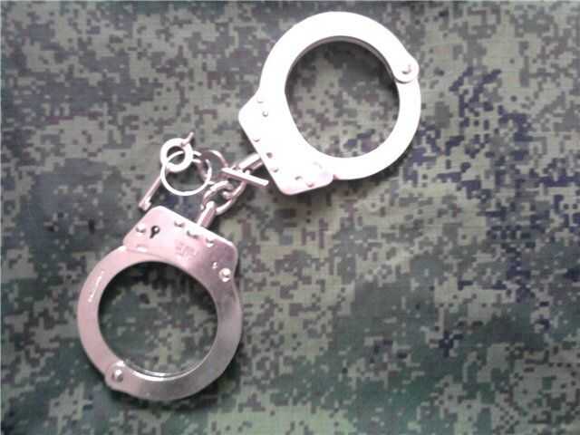 В Киеве мужчина возле супермаркета приковал себя к женщине