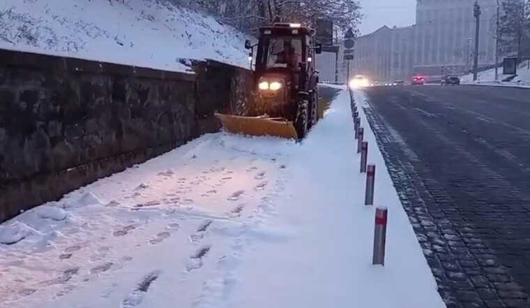 У Києві снігопад спровокував великі затори та ДТП
