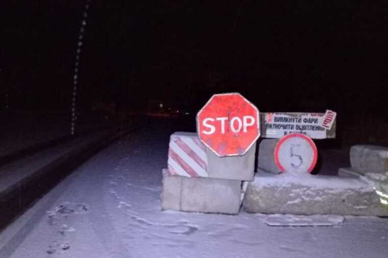 ДТП на блокпосту під Рівним: автомобіль врізався в блокпост, четверо постраждалих