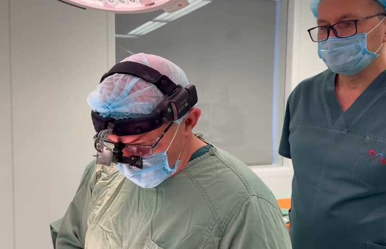 Із серця чотирирічної дівчинки, яка потрапила під обстріл в Херсоні, дістали уламок російської міни