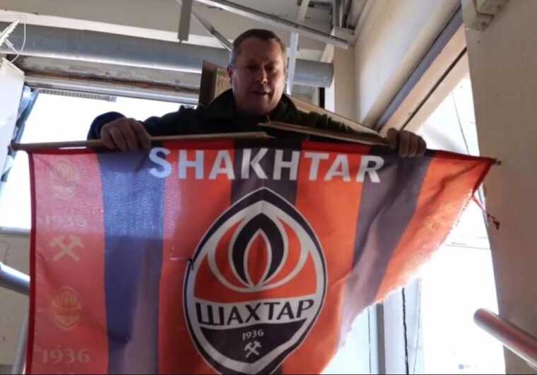 Український воїн врятував прапор донецького футбольного клубу «Шахтар» із зруйнованої будівлі Авдіївського коксохіму
