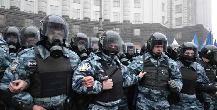 "Погрозами і примусом": РФ схилила владу України почати розгін Євромайдану, — ДБР