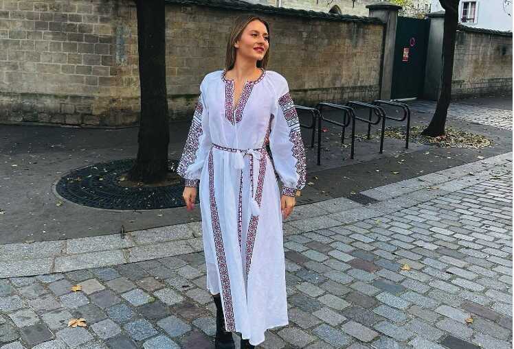 Відома українська тенісистка у Парижі вразила Мережу своїм виглядом: вдягнула сукню-вишиванку