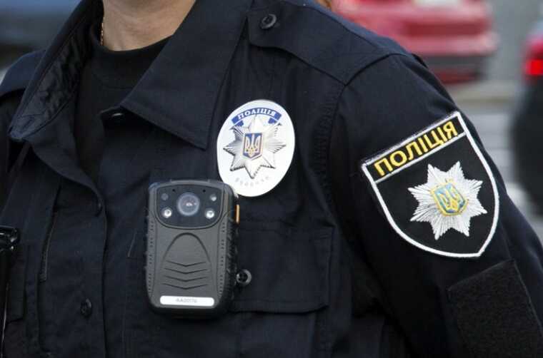 В Одессе мужчина избил полицейского и пытался дать взятку