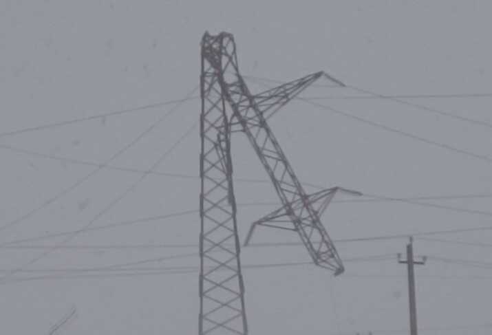 В Одесской области из-за метели сломалась электроопора