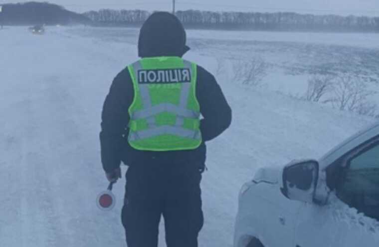 На Кіровоградщині через снігопади обмежили рух на міжнародних трасах