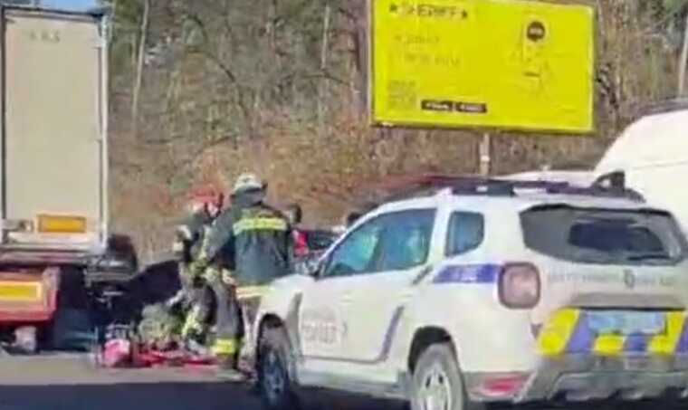 Смертельна ДТП: на в’їзді до Києва зіткнулися легковик і вантажівка